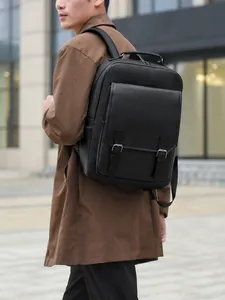 Schwarzer PU-Leder Business-Rucksack für Herren in professioneller urbaner Umgebung