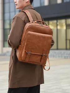 Stilvoller brauner PU-Lederrucksack für Herren für Business und Reisen am Modell