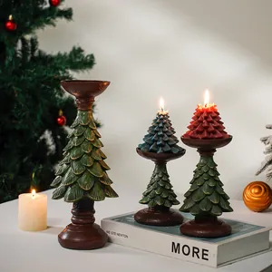 Ensemble de bougeoirs arbre de Noel en resine vintage, detail de decoration de fete.