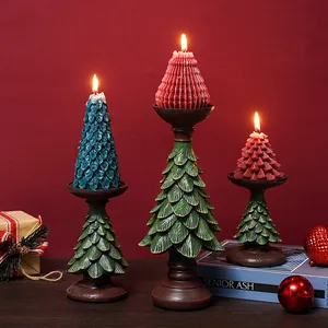 Vue détaillée du bougeoir sapin de Noël en résine, décoration de table festive, ambiance.