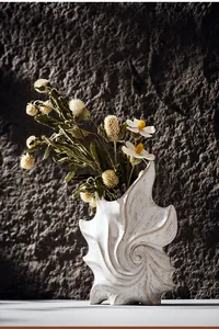 Nahaufnahme einer weißen Keramikvase in Muschelform mit Vintage-Struktur-Oberfläche
