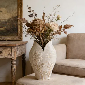 Vintage Wabi-sabi keramieken vaas met gedetailleerd bloemenreliëf voor interieur
