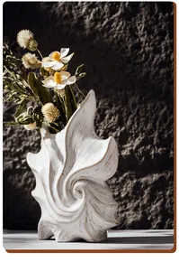 Nahaufnahme einer weißen muschelförmigen Keramikvase mit kunstvoller Textur
