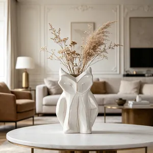 Moderno vaso a forma di gufo in ceramica bianca come decorazione creativa per casa