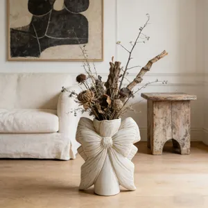 Vue détaillée d'un vase en céramique blanche avec nœud papillon en intérieur