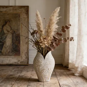 Rustieke wabi-sabi keramische vaas met bloemreliëf en gedroogd pampasgras decoratie