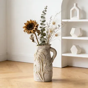 Vaso in ceramica retrò con motivo a rilievo e fiori secchi in camera minimalista