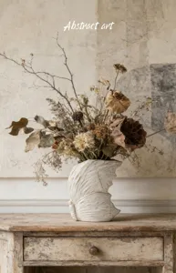 Vista dettagliata di un vaso in ceramica bianca stile Wabi-sabi con composizioni di fiori secchi
