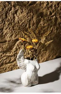Vista dettagliata della texture artistica del vaso in ceramica a forma di angelo