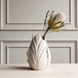 Vaso artistico in ceramica bianca con trama organica e dettaglio di fiori secchi