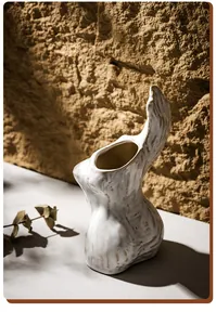 Vista dettagliata di un vaso artistico in ceramica a forma di corpo con ala d'angelo