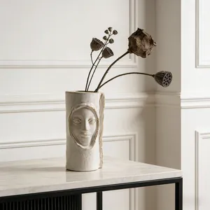 Artistieke Noordse keramische vaas met gezichtsreliëf voor elegant interieurdecor