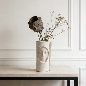 Artistieke Noorse keramische vaas met een uniek gezichtsreliëf voor decoratie