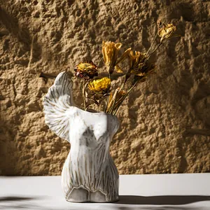 Vaso artistico in ceramica bianca a forma di busto con ala d'angelo e fiori secchi