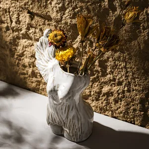 Vaso artistico in ceramica bianca a forma di busto d'angelo con fiori secchi decorativi