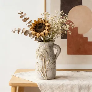 Vista dettagliata di un vaso in ceramica vintage con motivo a foglie in rilievo e fiori