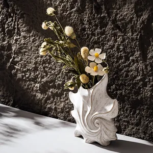 Vaso artistico in ceramica bianca a forma di conchiglia con fiori secchi decorativi
