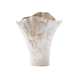 Elegante jarrón de cerámica blanca con relieve floral artístico y borde ondulado