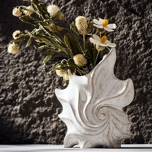 Vaso artistico in ceramica bianca a forma di conchiglia con trama a spirale per arredamento