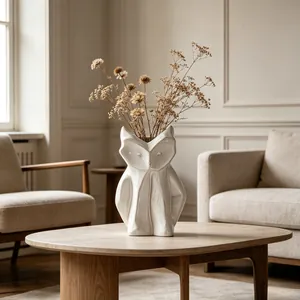 Vaso creativo in ceramica bianca a forma di gufo in un moderno ambiente domestico