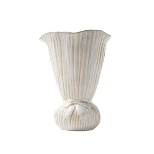Vase créatif en céramique nordique avec texture plissée et détail de nœud papillon.
