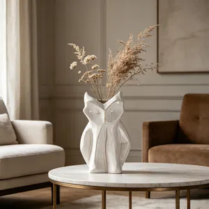 Elegante vaso a forma di gufo in ceramica bianca per arredo nordico, ornamento moderno.