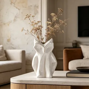 Elegante vaso di fiori in ceramica bianca a forma di gufo in un moderno soggiorno minimalista