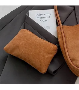 Vue détaillée de la pochette intérieure en daim marron pour grands sacs fourre-tout