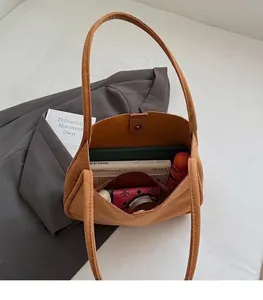 Vue détaillée du grand sac fourre-tout en daim marron avec un intérieur très spacieux