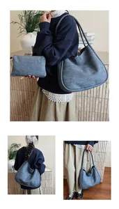 Vue détaillée de l'ensemble cabas en daim gris montrant les styles épaule et main