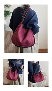 Grand sac cabas en daim bordeaux présenté sous plusieurs angles sur un mannequin