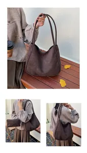 Grand sac à bandoulière en daim marron avec pochette intérieure assortie pour femme
