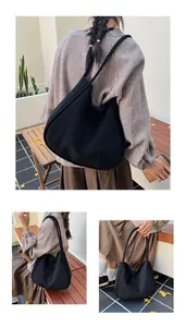 Sac fourre-tout en daim noir de grande capacité présenté sous différents angles de vue