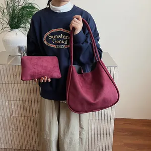 Grand sac fourre-tout en daim bordeaux avec pochette assortie et bandoulière