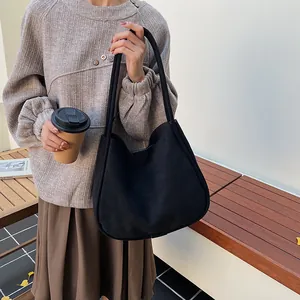 Grand sac à main noir en daim pour femme dans un cadre de vie décontracté chic