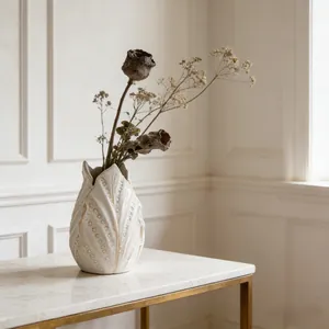 Dettaglio di un vaso artistico in ceramica bianca su tavolo di marmo
