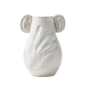 Vaso artistico in ceramica bianca con manici a forma di orecchio e rilievo a mano