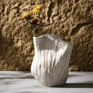 Künstlerische Wabi-Sabi-Keramikvase mit Textur und organischer Form für Wohndekoration