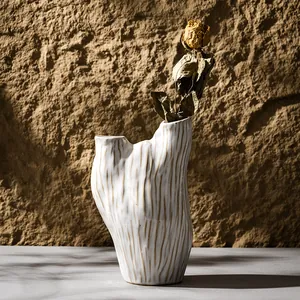 Handgefertigte Wabi-Sabi Keramikvase mit unregelmäßiger Textur für elegante Wohndeko