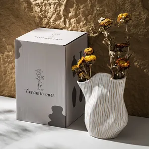 Artistische Wabi-Sabi-Keramikvase für minimalistisches Wohndesign mit weißer Verpackung