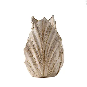 Elegante vaso in ceramica bianca nordica con texture a conchiglia per decorazione artistica