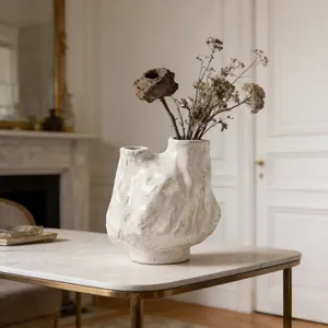 Λεπτομερής όψη ενός κεραμικού βάζου wabi-sabi με οργανική υφή και πτυχώσεις