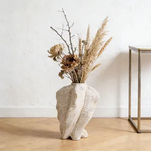 Unieke Franse artistieke witte keramische vaas met droogbloemen in een minimalistisch interieur