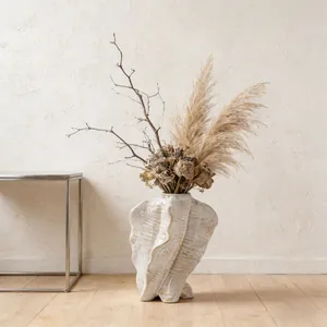 Detailweergave van een grote, onregelmatige witte keramische vaas met wabi-sabi textuur.