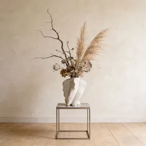 Minimalistische Franse witte keramische artistieke vaas met unieke onregelmatige textuur