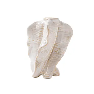 Artistieke witte keramische vaas met uniek golfontwerp voor elegante woondecoraties