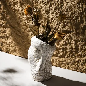 Moderne künstlerische weiße Keramikvase im Gesichtsdesign für minimalistisches Dekor