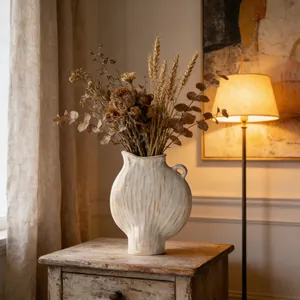Minimalistische kreative Keramikvase mit vertikaler Textur für Trockenblumen