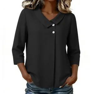 Vue détaillée d'une blouse en lin noir pour femme avec col en V et manches 3/4.