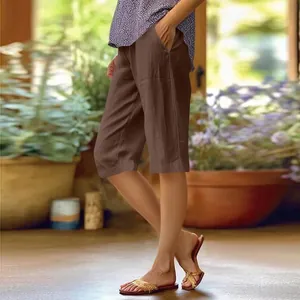 Vue détaillée d'un short ample en coton et lin pour femme marron avec poches latérales